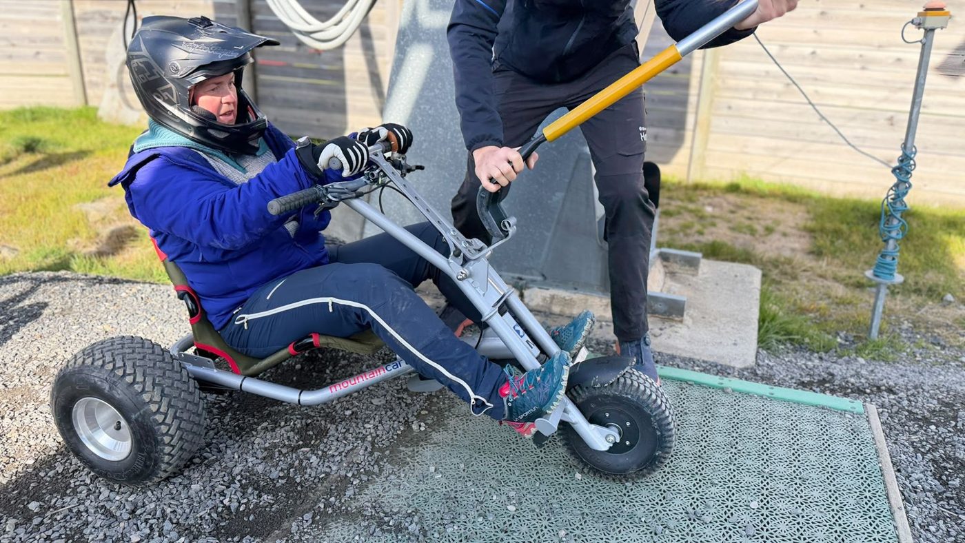Operatør hekter EasyLoop-stangen på carten