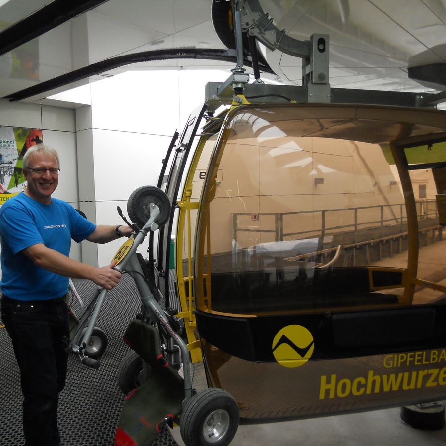 Mountaincart lastes inn i gondol