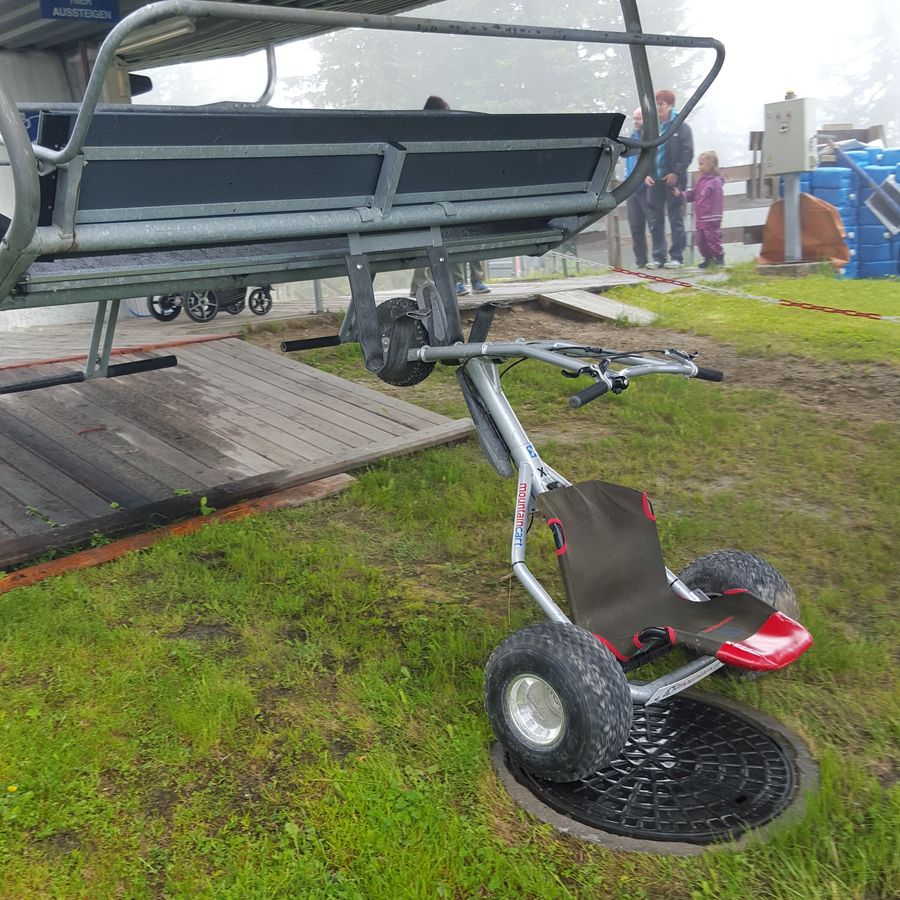 Mountaincart hengt opp på stolheis