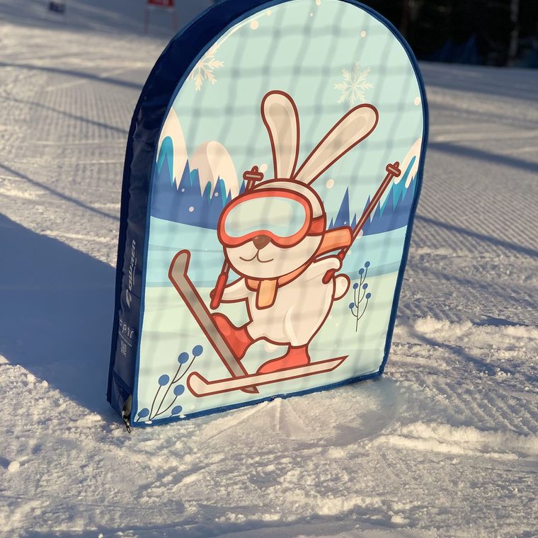 Skileikfigur i bakken
